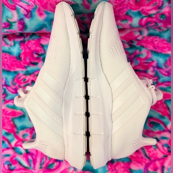 Adidas:Swift Run 1.0 casual white shoes. Size: Women's 7.5 - Lightweight. - Picture 5 of 8